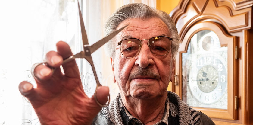 Pan Wacław był fryzjerem przez 76 lat. Co się stało z zakładem? Piękna historia