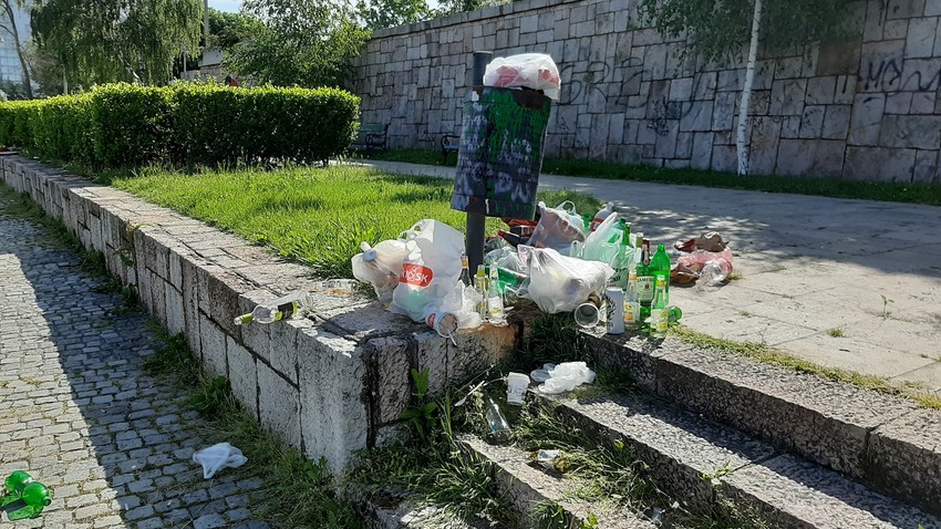 Smeće na keju u Nišu