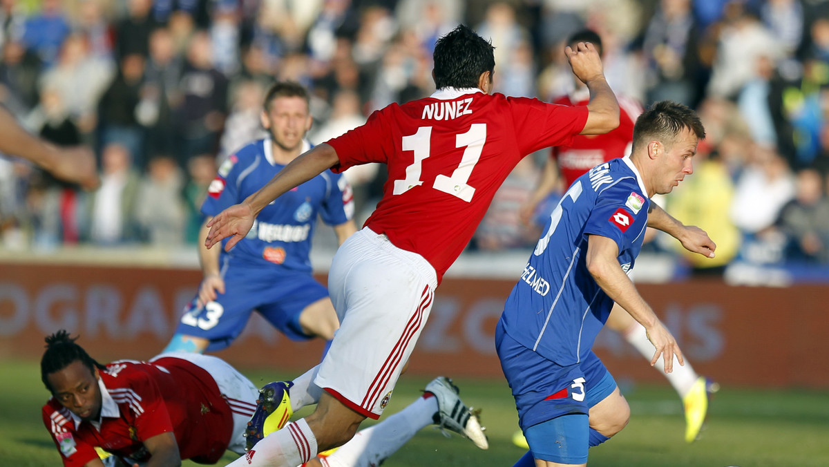 Ruch Chorzów wygrał na własnym stadionie z Wisłą Kraków 1:0 (0:0) w meczu 23. kolejki T-Mobile Ekstraklasy. Jedyną bramkę po kontrowersyjnym rzucie karnym zdobył Rafał Grodzicki. Wisła kończyła ten mecz w dziewiątkę po czerwonych kartkach dla Gordana Bunozy i Juniora Diaza. Dzięki temu zwycięstwu Niebiescy umocnili się na trzeciej pozycji w ligowej tabeli. Dla Wisły porażka w Chorzowie oznacza, że jej strata do liderującej Legii Warszawa wynosi już 11 punktów.