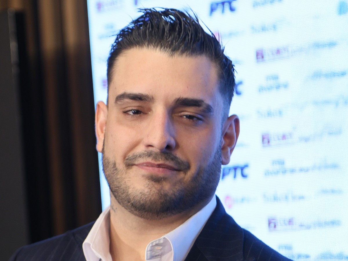 "MOJ SVET!" DARKO LAZIĆ LEŽI ZAGRLJEN SA TROJE DECE Mališani zbijeni uz oca, pokrili se ćebetom i gledaju TV: Tu je i NOVI ČLAN porodice