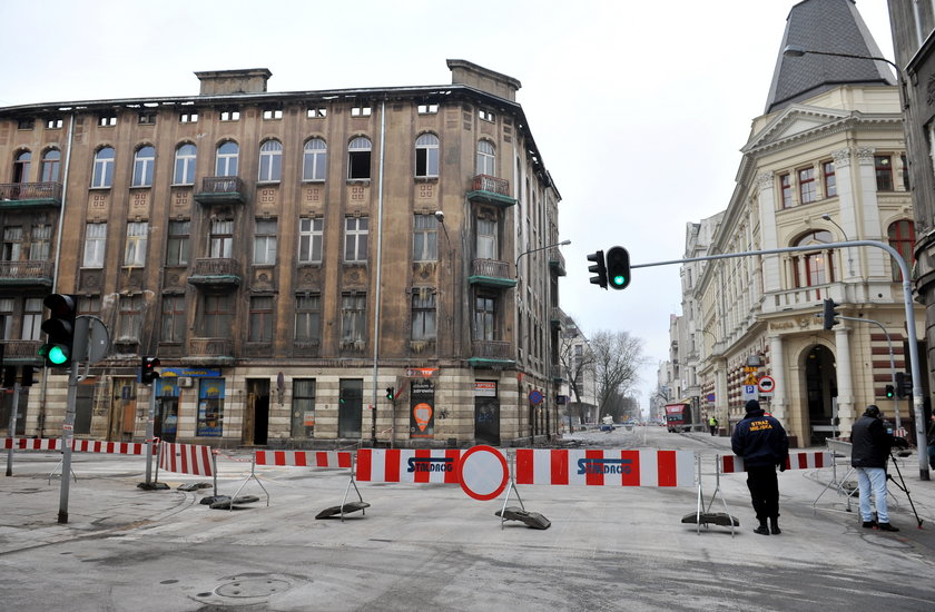 spalona kamienica i zamknięta ulica w Łodzi