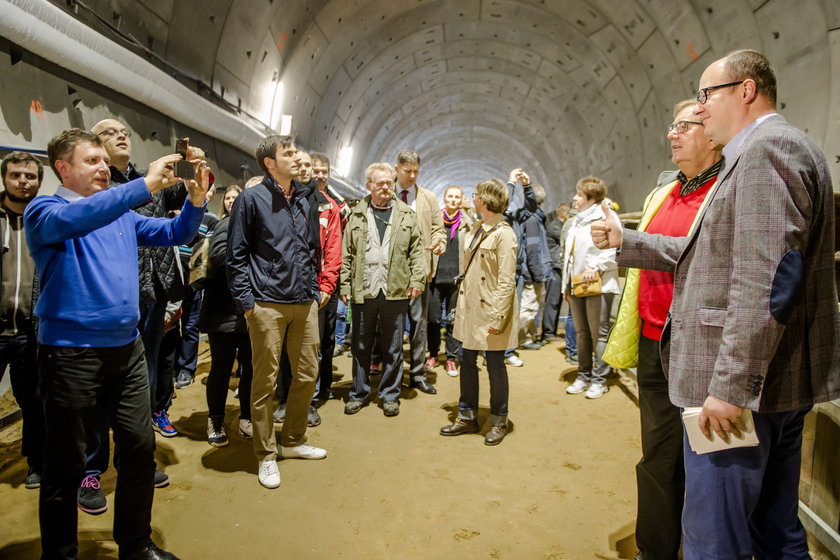 Kampania wyborcza w pełni. Samorządowcy lansują się na budowach. Prezydent Sopotu Jacek Karnowski przyjechał aż do Gdańska by się pokazać na dniu otwartym tunelu pod Martwą Wisłą