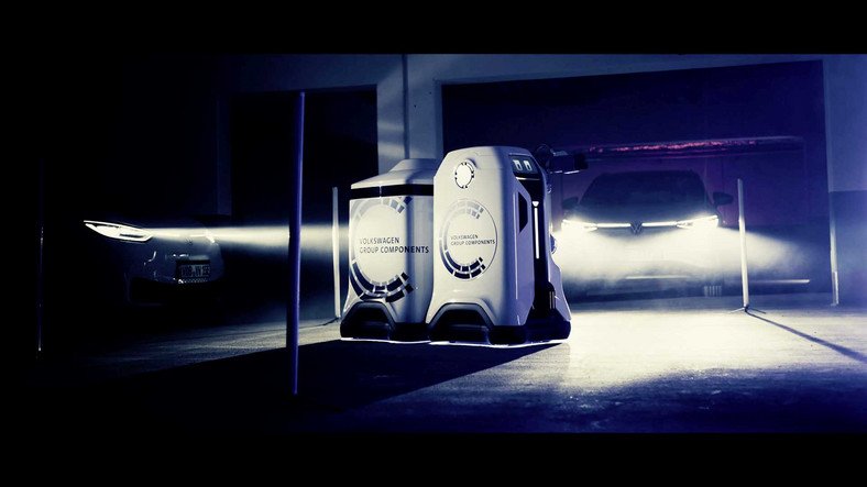 Volkswagen robot ładujący samochody elektryczne
