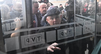 Kaczyńskiemu puściły nerwy przed TVP. Zwyzywał mężczyznę, nie wytrzymał gróźb [WIDEO]