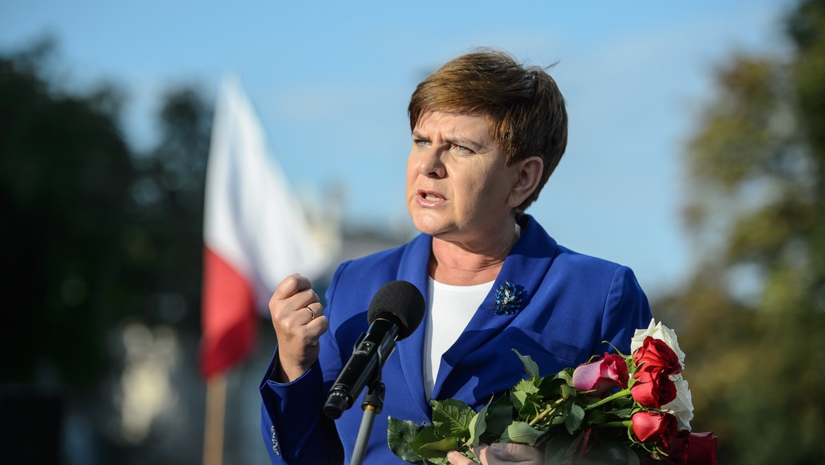 Kandydatka PiS na premiera Beata Szydło oceniła, że głosowanie w Senacie w sprawie referendum 25 października będzie testem dla PO, czy jest partią obywatelską. Jak podkreśliła, senatorowie PO powinny słuchać obywateli i zgodzić się na przeprowadzenie referendum. W późniejszych słowach dodała, że "politycy PO narzekają i jęczą".