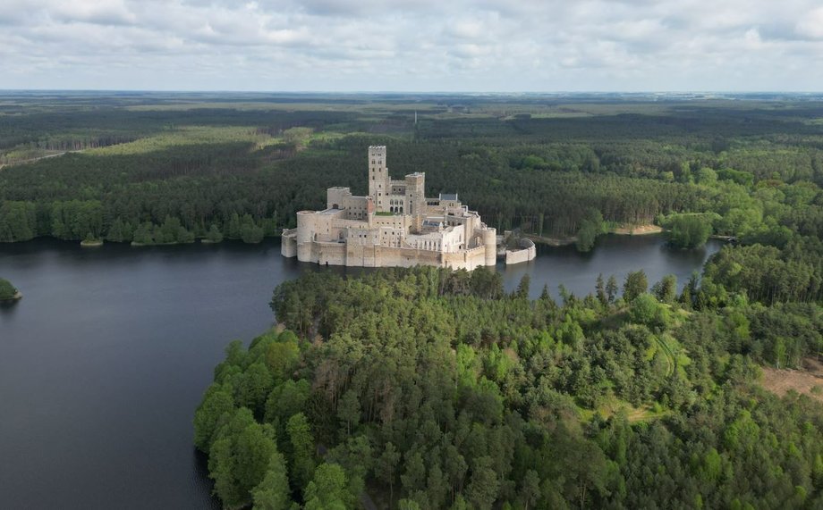 Konstrukcja powstaje na skraju Puszczy Noteckiej i jest otoczona lasami