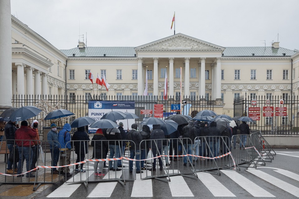 Drugi dzień szczepienia bez zapisów w majówkę na pl. Bankowym w Warszawie