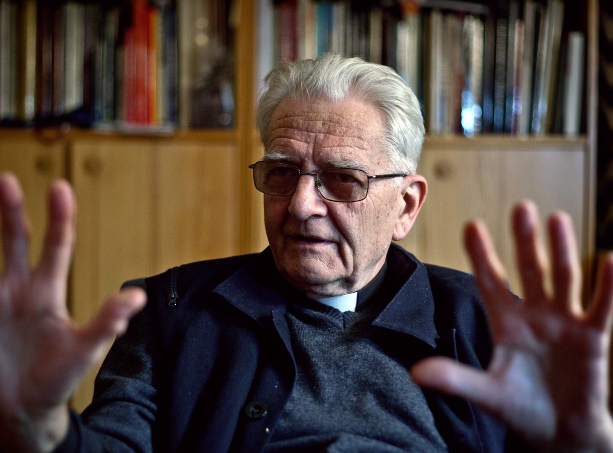 Ksiądz Boniecki nadal zakneblowany. Odmowa uzasadnienia