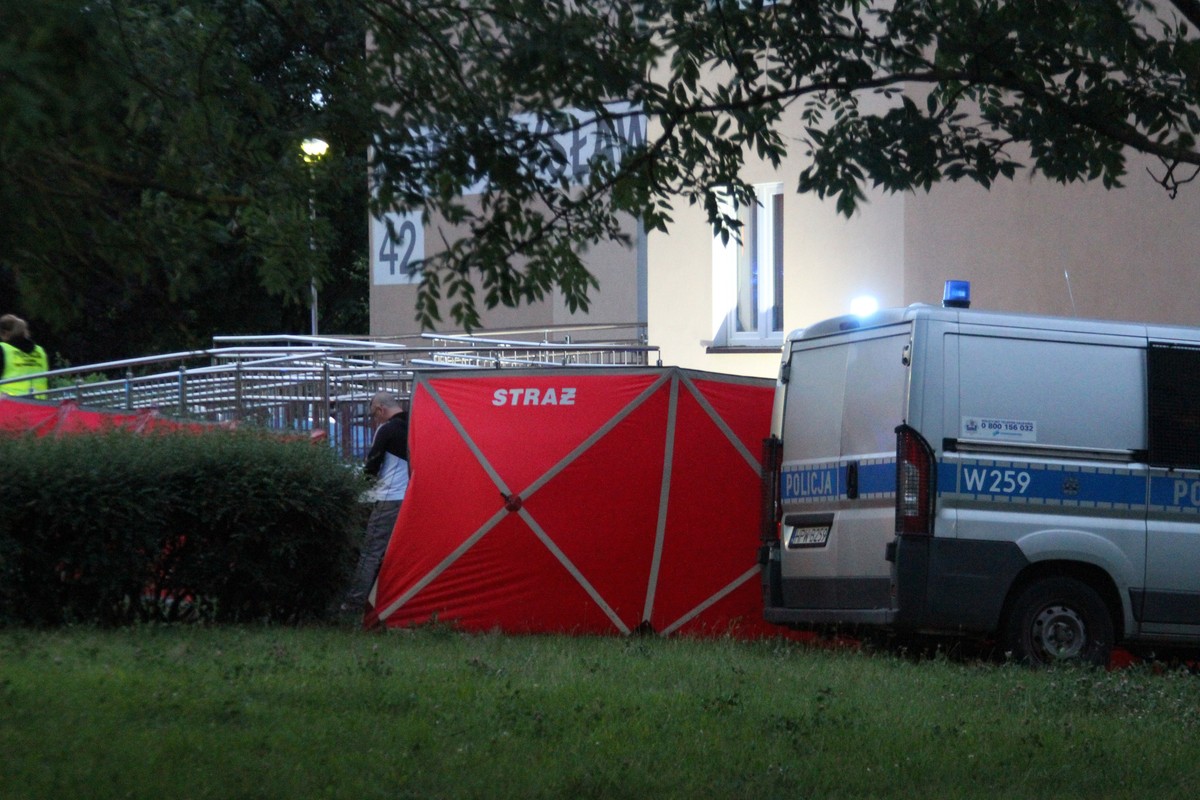 Dramat na osiedlu Podwisłocze w Rzeszowie. Przed blokiem leżało ciało kobiety