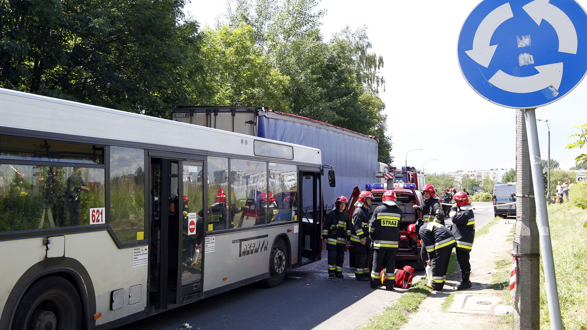 19 osób ucierpiało w wypadku autobusu komunikacji miejskiej, do jakiego doszło popołudniu w Tarnowskich Górach. Najciężej ranny został kierowca autobusu, którego z zakleszczonej kabiny wyciągnęli strażacy.