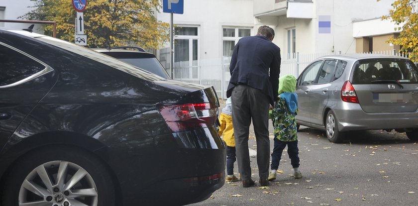 Do czego zastępca Zbigniewa Ziobry używa służbowego samochodu? "Fakt" przyłapał go na gorącym uczynku