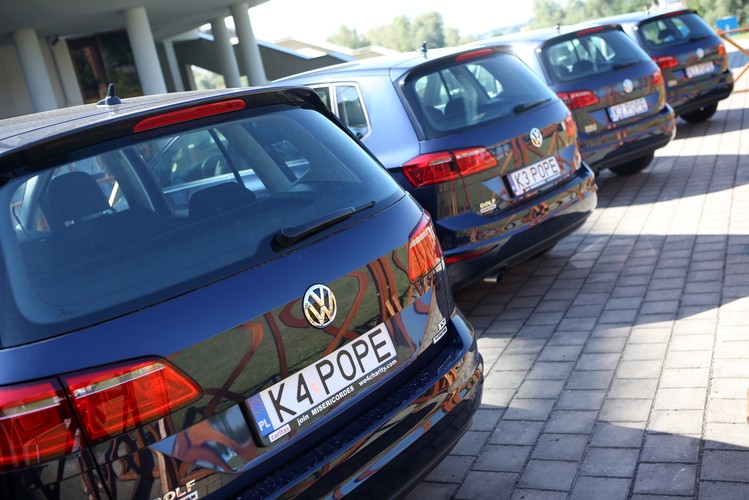 Samochody Volkswagen Golf, którymi poruszał się papież Franciszek podczas Światowych Dni Młodzieży stoją przed Sanktuarium Bożego Miłosierdzia w krakowskich Łagiewnikach