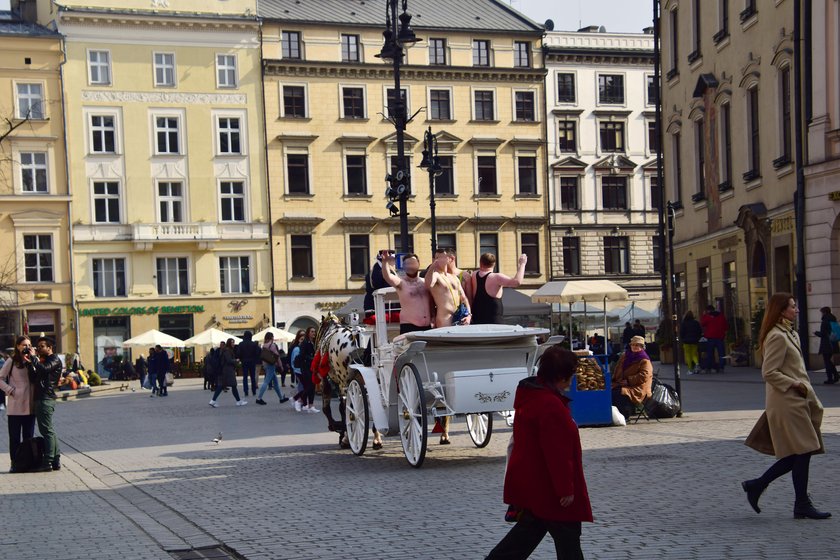 Roznegliżowani turyści z Wielkiej Brytanii w Krakowie