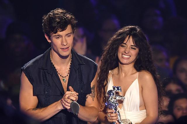 Camila Cabello és Shawn Mendes közös élő szerenádja azonnal feldobja a  napod - Glamour