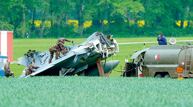 Az első baleset tavaly májusban Csehországban történt, több darabra tört a Gripen / Fotó: MTI