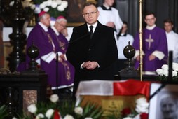 Prezydent RP Andrzej Duda podczas uroczystości pogrzebowych Wandy Półtawskiej. Kraków, 31.10.2023 r.