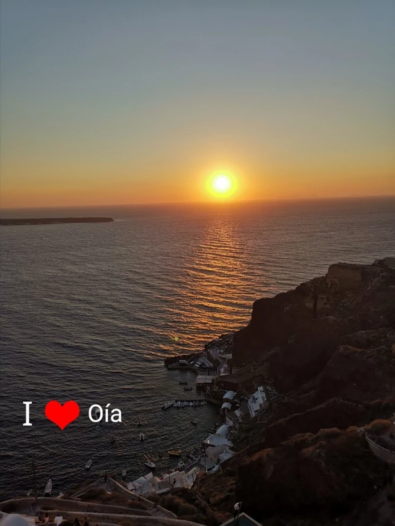 Miejscowość Oia  (Ija w języku mieszkańców) na Santorini