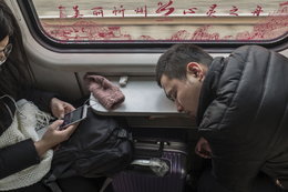 Dłużnicy w Chinach trafiają na czarną listę. Nie mogą przez to kupować m.in. biletów lotniczych i kolejowych