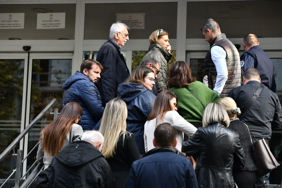 Članovi porodica nastradalih u masakru u OŠ "Vladislav Ribnikar" 