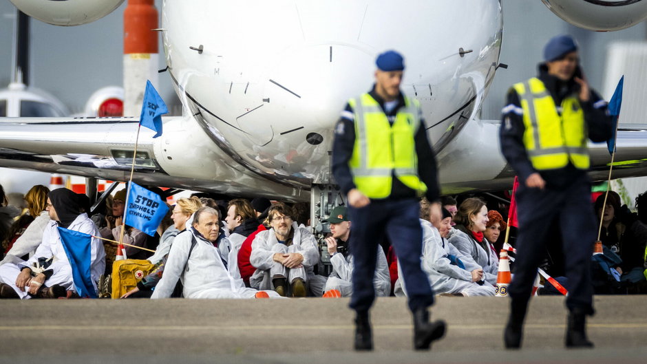 Blokada holenderskiego lotniska Schipchol przeprowadzona przez aktywistów klimatycznych