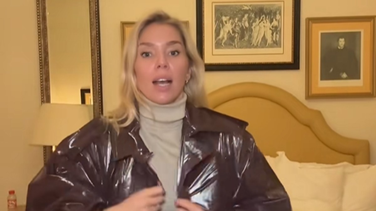 Žena našeg fudbalera dala silne pare na brendiranu kabanicu, pa dobila rafal uvreda