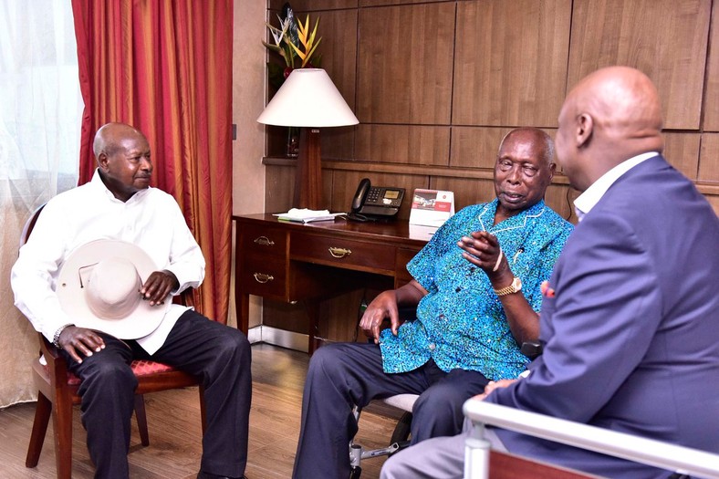 Ugandan President Yoweri Museveni during his visit to former President Daniel Toroitich arap Moi (Twitter) 