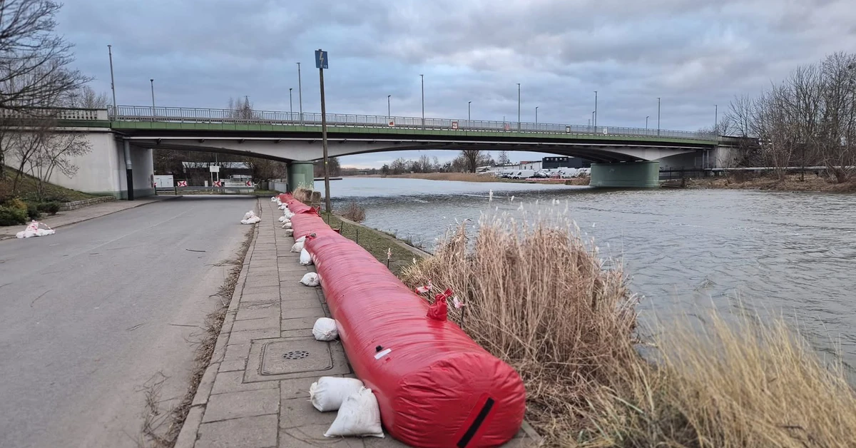 Groźba powodzi. Ogłoszono alarm, rzeka przybiera