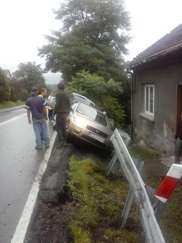 Samochód rozbity na pechowym zakręcie