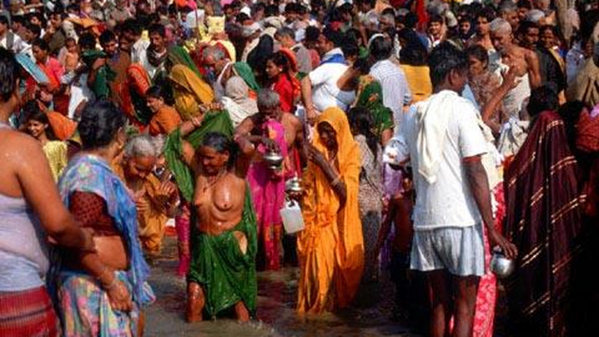 Miliony hindusów zanurzyły się w wodach Gangesu na północy Indii, zmywając z siebie grzechy. Uczestniczą w Wielkim Święcie Dzbana - Maha Kumbh Mela - odbywającym się w Indiach raz na trzy lata.