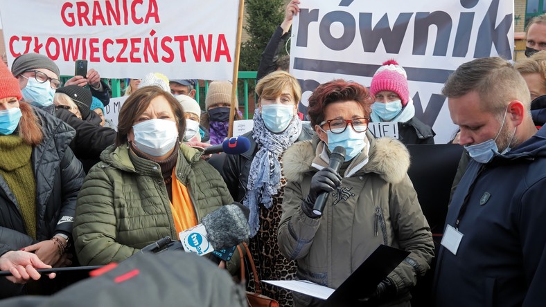 Michałowo, 23.10.2021. Byłe pierwsze damy RP Jolanta Kwaśniewska (2P) i Anna Komorowska (2L) podczas protestu pod hasłem "Matki na Granicę. Miejsce dzieci nie jest w lesie!", 23 bm. przed placówką Straży Granicznej w Michałowie. Organizatorami wydarzenia jest m.in. Stowarzyszenie Dolnośląski Kongres Kobiet i Fundacja Feminoteka. (mr) PAP/Artur Reszko