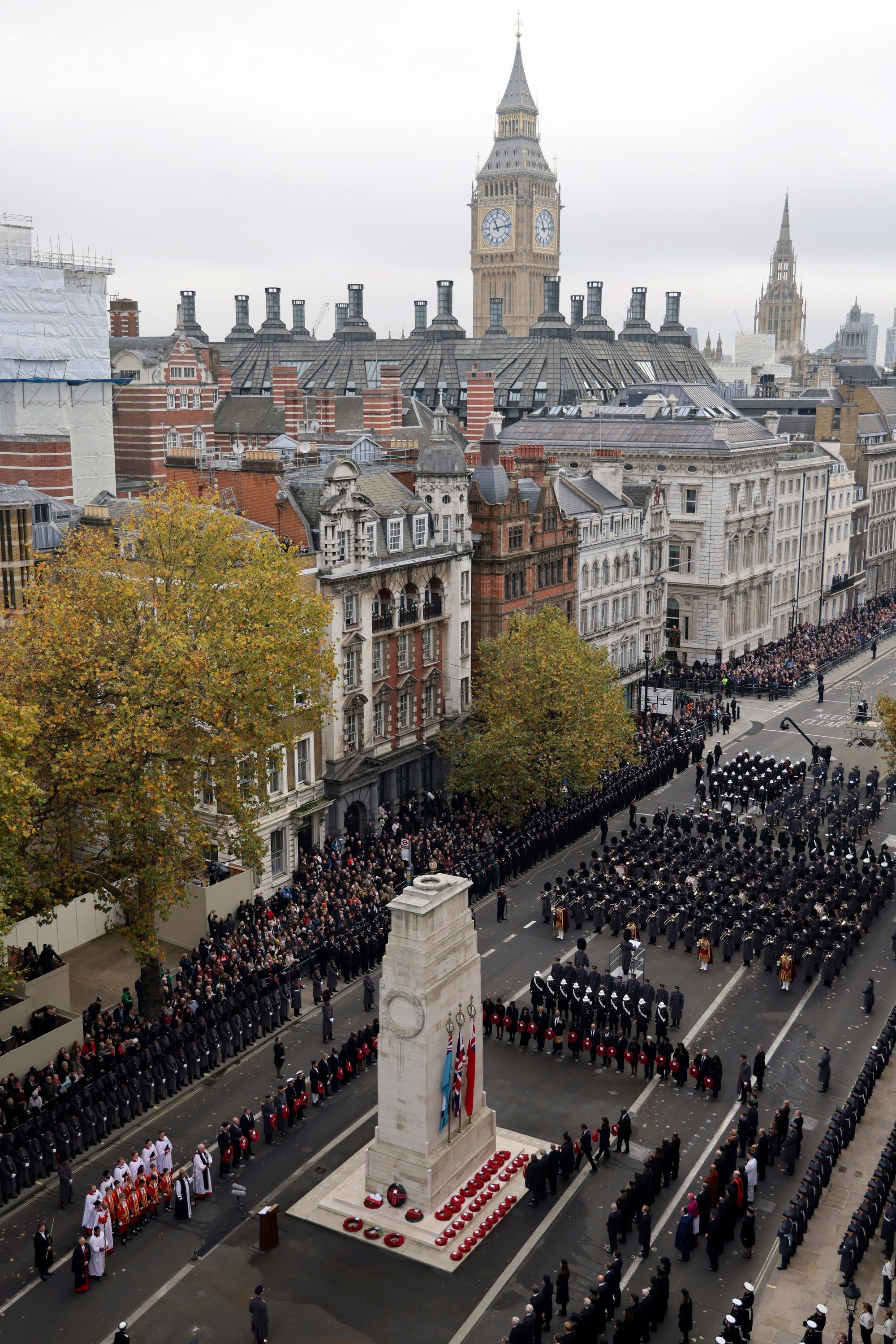 Karol III. položil veniec k pomníku padlých vojakov na londýnskej ulici Whitehall (Cenotaph).