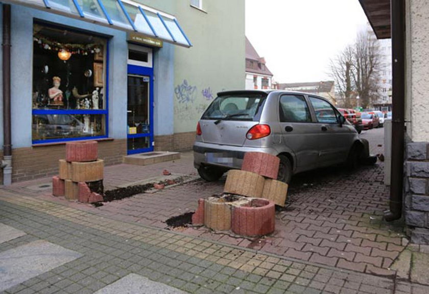 Kierowca uciekał przed policją. O mało nie wjechał w rodzinę z dzieckiem