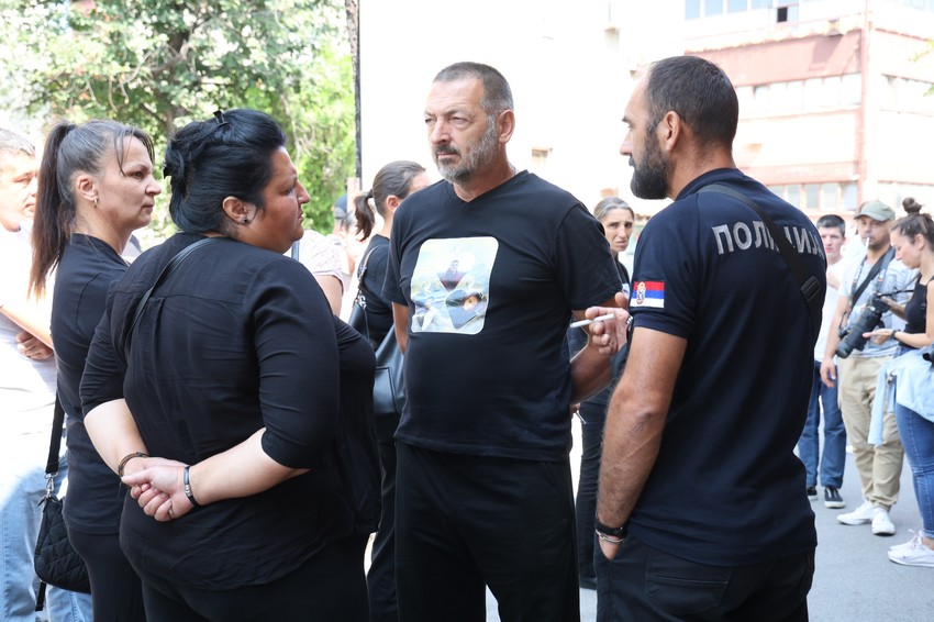 Porodice ubijenih ispred Okružnog zatvora u Beogradu