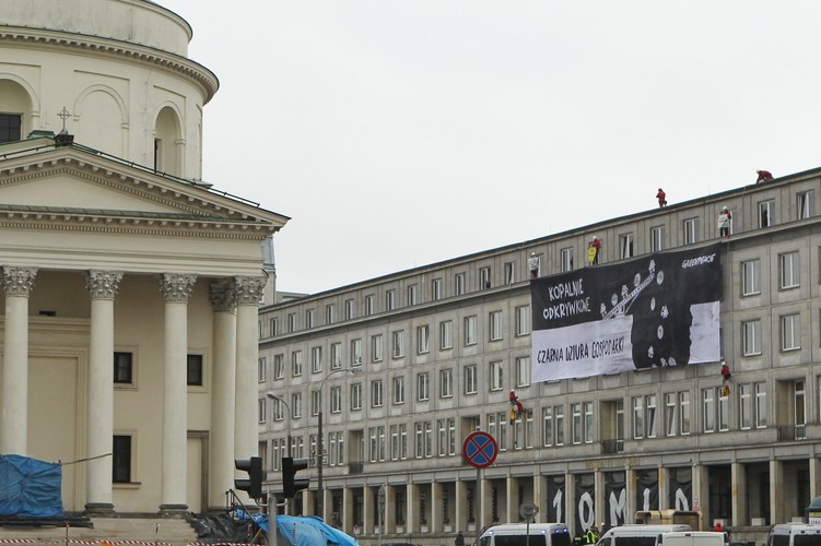 Protest Greenpeace przeciwko budowie nowych odkrywkowych kopalnii węgla brunatnego, na budynku Ministerstwa Gospodarki w Warszawie
