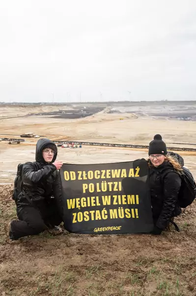 Aktywiści Greenpeace Polska na proteście przeciw wydobyciu węgla brunatnego w Lutzerath.