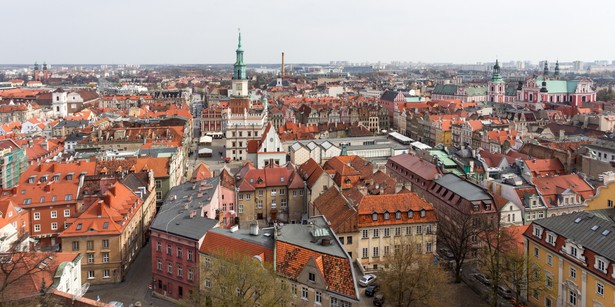 Panorama Poznania z wieży odbudowywanego Zamku Królewskiego na Wzgórzu Przemysła - widok na Stary Rynek i ratusz (C) oraz barokową farę (P). (jkm) PAP/Adam Ciereszko