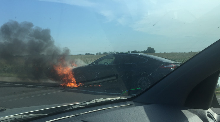 Kigyulladt egy autó az M5-ösön /Fotó: Olvasó-riporter