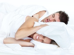 Koniec ze stoperami w uszach! Laser wyleczy z chrapania