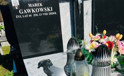 Grób ojca Krzysztofa Gawkowskiego oblany farbą. "Polityka wchodzi na cmentarze"