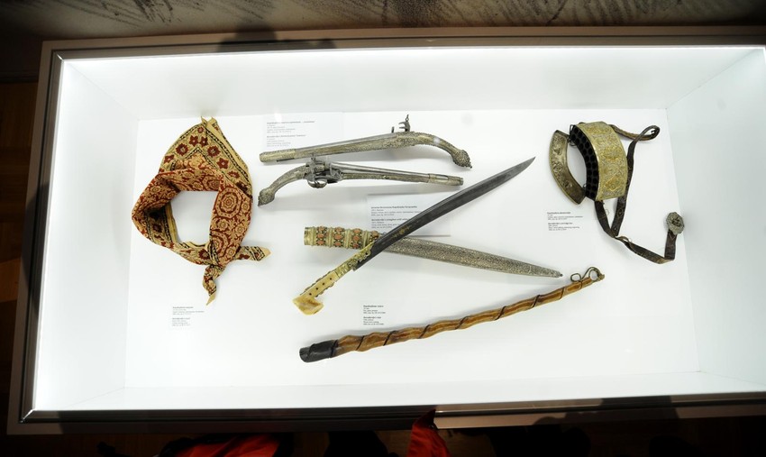 Marama vezana u čvor: Znak da se Vožd vratio u Srbiju