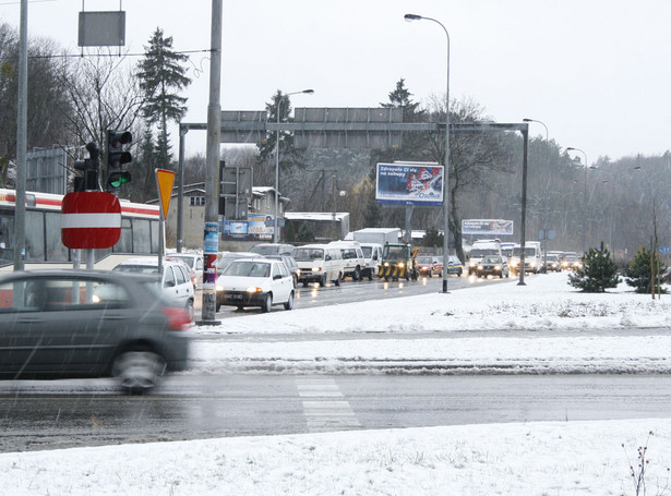 Śnieg paraliżuje drogi na południu