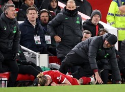 Obrońca Liverpoolu doznał kontuzji po zderzeniu ze... swoim trenerem [WIDEO]