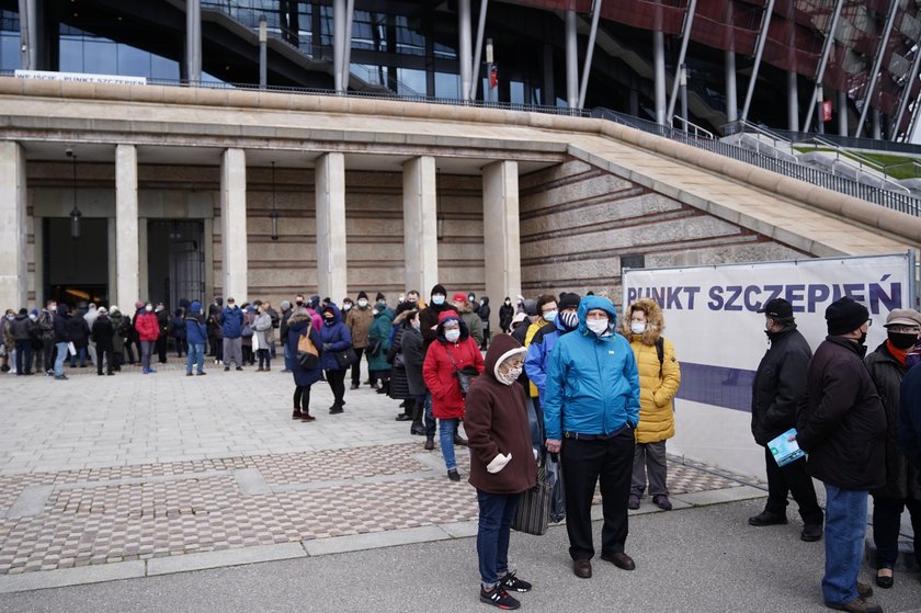 Dantejskie sceny w kolejce do szczepień na Stadionie Narodowym.