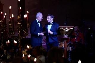 Spotkanie Biden-Macron. Widmo „wojny handlowej” między UE a USA się oddala