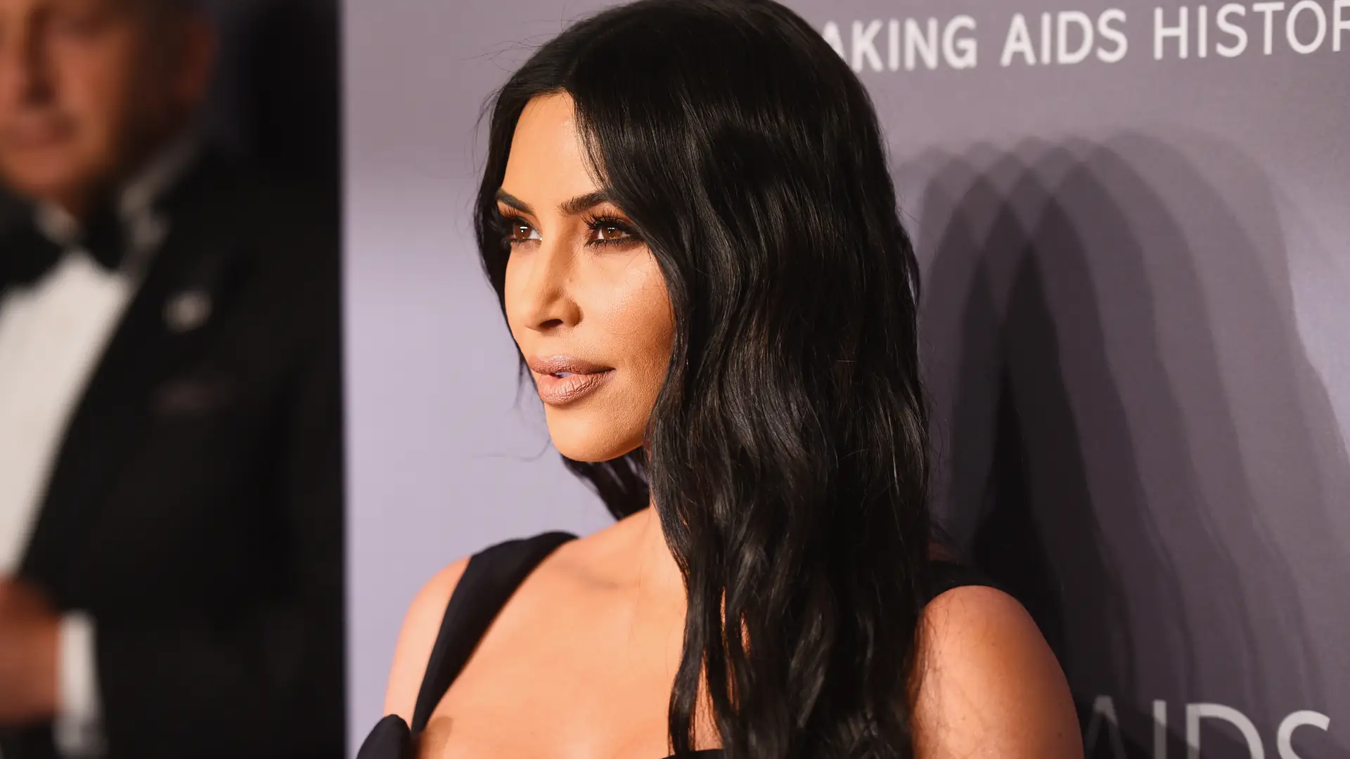 Kim Kardashian wygląda zupełnie inaczej - zaszalała z fryzurą