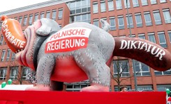 Parady w Niemczech: Polski rząd jako pies z napisem 'Kaczyński' i jako gąsienica 'zjadająca' liść demokracji [ZDJĘCIA]