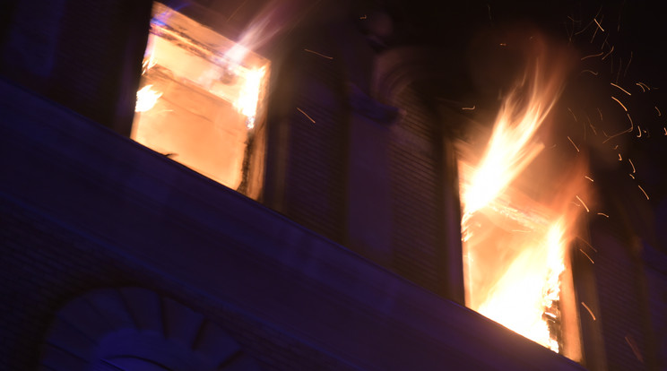Vasárnap este kigyulladt egy társasház harmadik emeleti lakása a főváros IX. kerületében, a Thaly Kálmán utcában. A fővárosi hivatásos tűzoltók hamar megfékezték a lángokat. A lakás egyik szobája teljesen kiégett, ahol egy ember életét vesztette, öten el tudták hagyni az égő épületet / fotó: Katasztrófavédelem