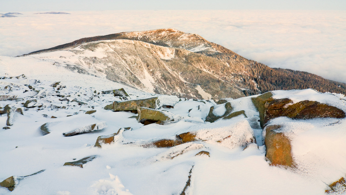 Trudne warunki turystyczne panują w Beskidach po ostatnich opadach śniegu. Na Babiej Górze obowiązuje pierwszy stopień zagrożenia lawinowego. Szlaki w wyższych rejonach gór są nieprzetarte – ostrzegli w piątek ratownicy grupy beskidzkiej GOPR.
