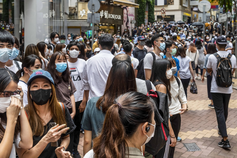 Młodzież protestująca na Causeway Bay w Hongkongu zatrzymana przez funkcjonariuszy policji