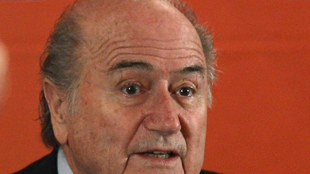 Szef FIFA Sepp Blatter dał ostrzeżenie francuskim politykom z prezydentem Francji Nicolasem Sarkozym na czele, że jeżeli będą ingerowali w sprawy Francuskiego Związku Piłki Nożnej (FFF), wówczas reprezentacja zostanie wykluczona z międzynarodowych rozgrywek.